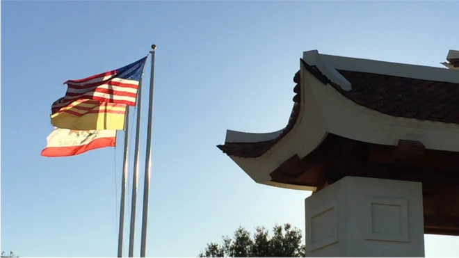 Cờ vàng trên cột cờ ở San Jose