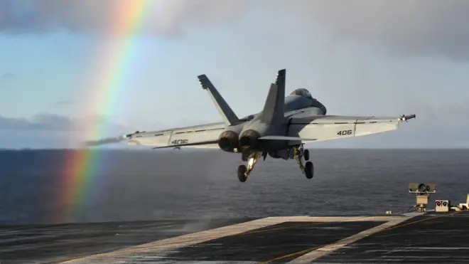 Истребитель-бомбардировщик McDonnell Douglas F/A-18 Hornet считается одним из основных самолетов ВМС США