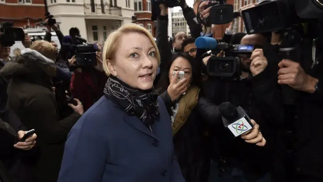 Jaksa Swedia, Ingrid Isgren, tiba di Kedutaan Besar Ekuador di London pada Senin (14/11).