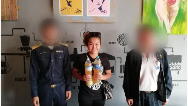 "เอาท์ลอว์" ถูกปรับจากกรมสรรสามิตในข้อหาครอบครองสุราโดยไม่ได้รับอนุญาต ในขณะที่ผู้ผลิตเบียร์รายย่อยดังกล่าวให้เหตุผลว่า เบียร์ที่ผลิตนั้นเพื่อคิดค้นสูตรเบียร์ในไทย ก่อนที่จะนำไปผลิตอย่างถูกกฎหมายในต่างประเทศ