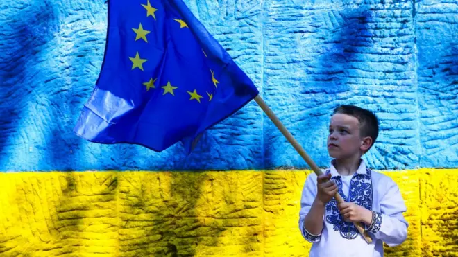 Флаги ЕС и Украины