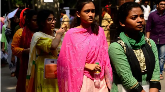 একটি বিশ্ববিদ্যালয়ে ভর্তি পরীক্ষার্থীরা