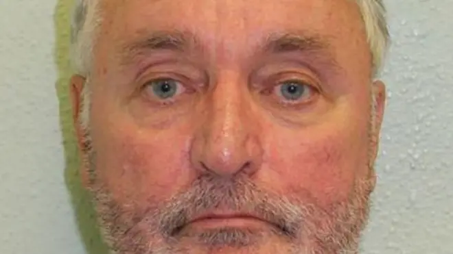 බ්‍රිතාන්‍ය ජාතික මාර්ක් ෆ්‍රොස්ට් හැත්තෑ හැවිරිදි විශ්‍රාමික ගුරුවරයෙකි