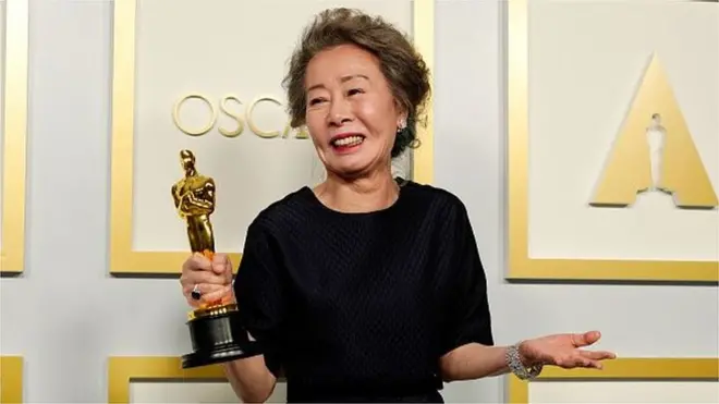 제93회 아카데미상 여우조연상을 받은 윤여정