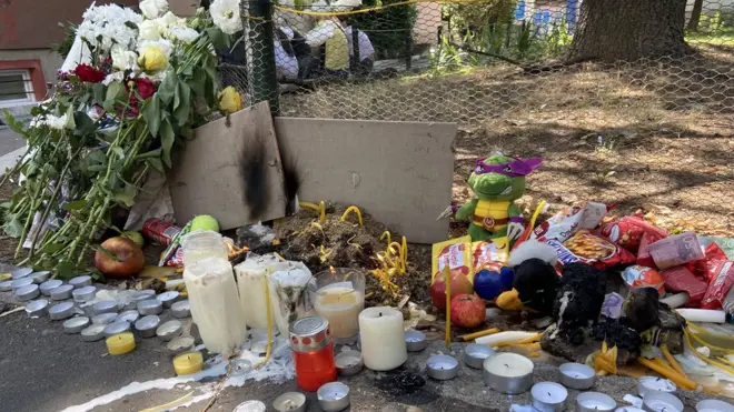 Okupljeni od sinoć ostavljaju sveće, slatkiše, igračke i cveće