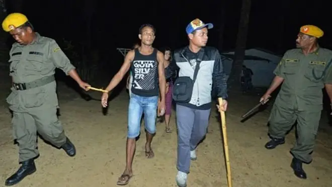 Dua orang tenaga kerja ilegal dari Indonesia ditangkap aparat hukum Malaysia di kawasan Klang, Kuala Lumpur, 1 September 2013.