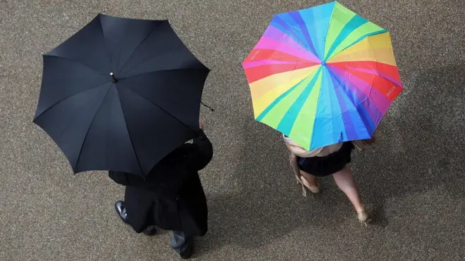 Навіть коли ви на власні очі бачите, що іде дощ, британський етикет вимагає розпочати розмову із запитання "Знову дощить?"