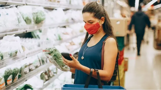 షాపింగ్ చేస్తున్న మహిళ