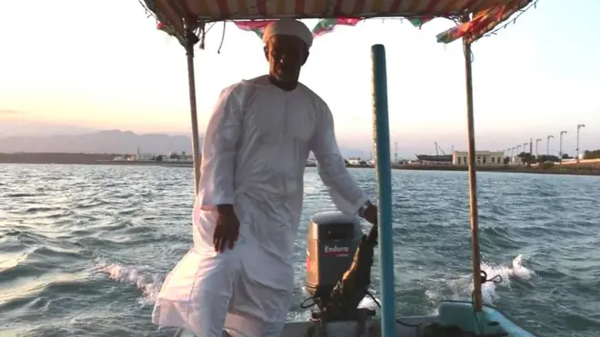 في ساحل بحر العرب وفي ولاية صور بسلطنة عمان، رافقت بي بي سي الحاج سعيد، الصياد الذي ناهز الستين عاما، وهو يروي لنا المتاعب التي يعاني منها أبناء مهنته بسبب نشاط الصيد الجائر