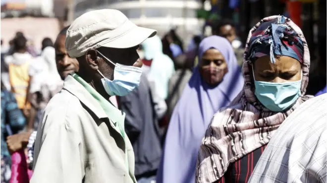 በአዲስ አበባ ጎዳና ላይ የአፍ መሸፈኛ ያደረጉ ሰዎች