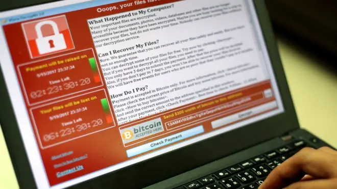 программа-вымогатель на экране лаптопа