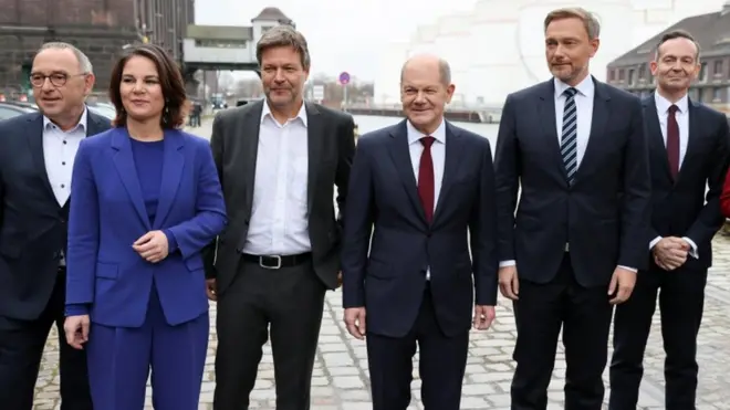 Sosyal Demokrat Parti'nin (SPD) başbakan olması beklenen adayı Olaf Scholz, Yeşiller Partisş'nin eş başkanları Robert Habeck ve Annalena Baerbock, Hür Demokrat Parti (FDP) lideri Christian Lindner ve Hür Demokrat Parti (FDP) Genel Sekreteri Volker Wissing