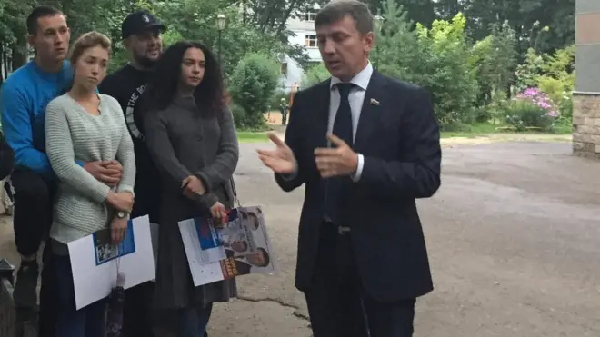 Единственный на губернаторских выборах кандидат от "несистемной оппозиции" Сергей Балабаев встречается с избирателями во дворах