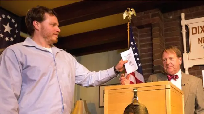 Los votantes depositan su sufragio y los votos son sumados a los que fueron enviados por anticipado, por lo que el conteo da un resultado casi inmediato.