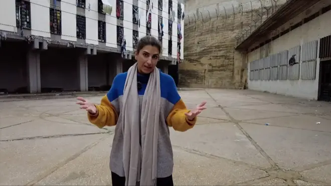 عام 2022، شاهد فريق بي بي سي عربي بالعين الاكتظاظ وتدهور الأوضاع الصحية للسجناء في سجن رومية. مؤخرا، تحدت أمنستي عن رقم مضاعف للوفيات في السجون ما بين عامي 2018 و 2022.