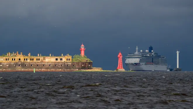 Туристический лайнер проходит мимо форта "Кроншлот"