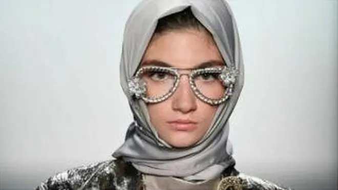 हिजाब पहने हुए मॉडल