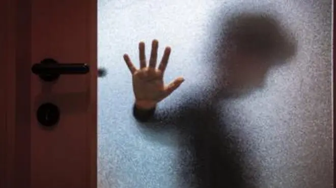 Дитина за дверима