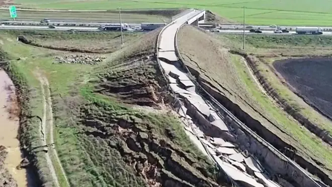 شقوق ضخمة تظهر على الطريق السريع بعد الزلزال
