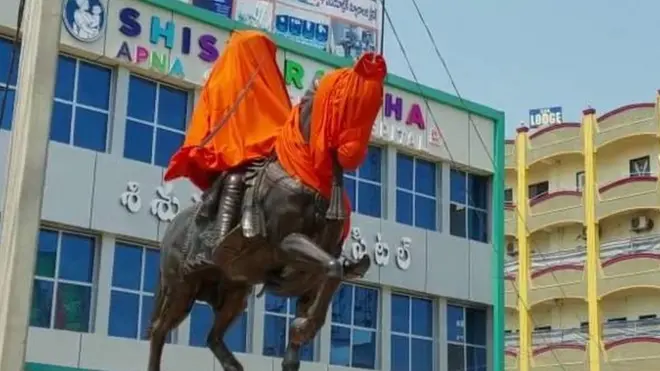 శివాజీ విగ్రహం వివాదం