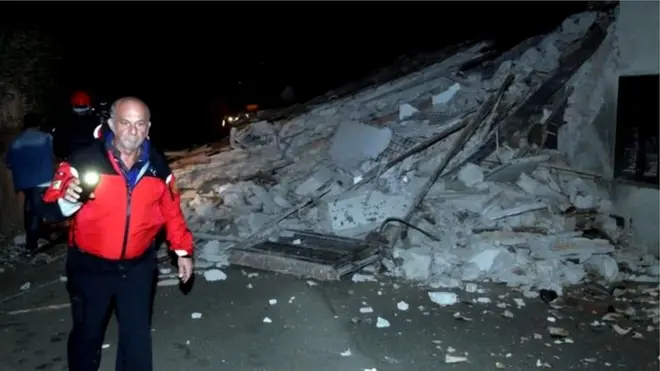 زلزلے سے کئی عمارتیں تباہ ہونے کی اطلاع ہے جبکہ کئی متاثرہ علاقوں میں لائٹ نہیں ہے