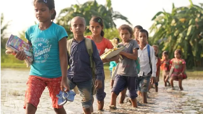 बरसात में कोसी इलाक़े में बच्चों के लिए स्कूल जाना किसी मिशन से कम नहीं होता.