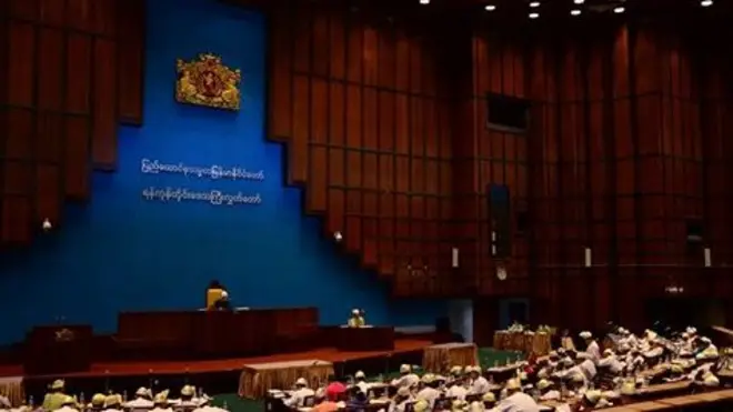 M 150 အချိုရည် ပုလင်း တွေ နဲ့ ပြုလုပ်ထားတဲ့ လက်လုပ်ဗုံး နှစ်လုံး