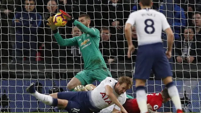 David de Gea mere nke a site n'igbochi bọọlụ ịgafe ya ugboro iri na otu, ọ bụ nke oji ma aka ma ụkwụ mee.