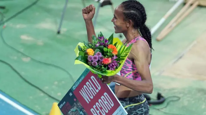 Atileet Gudaaf Tseggaay fageenya 1500m fiigicha mana keessaan rikardii haaraa galmeessite