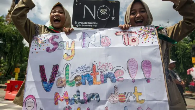 Selain larangan pemerintah, sejumlah organisasi juga mengkampanyekan anti-hari kasih sayang, seperti yang muncul di Surabaya pada Februari 2017.