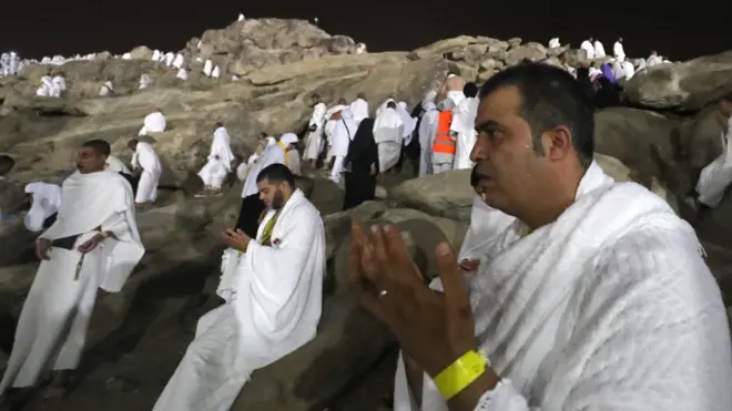 Zəvvarlar Ərəfat dağında dualar edir