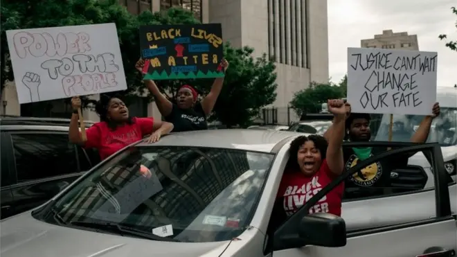 Protesters in New York City's Brooklyn, 2 May 2020