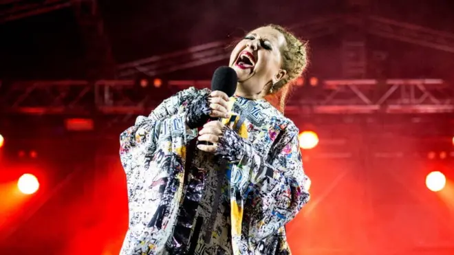 Ніно Катамадзе зізнається, що не може бути фальшивою перед своїми слухачами і не згадувати про те, що відбувається на її батьківщині