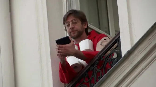Ноам Картозо проводит викторину из окна своей квартиры.