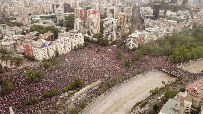 A manifestação desta sexta-feira já foi classificada como a maior desde o retorno à democracia no Chile