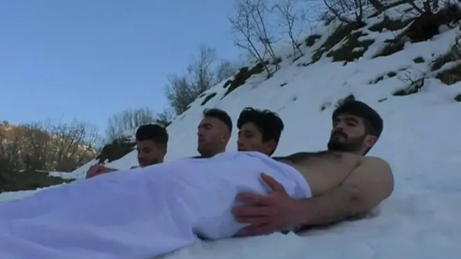 Mladi Iračani vežbaju na snegu