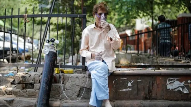 የኦክስጂን መተንፈሻ ጋን የሚጠቀም ህመምተኛ