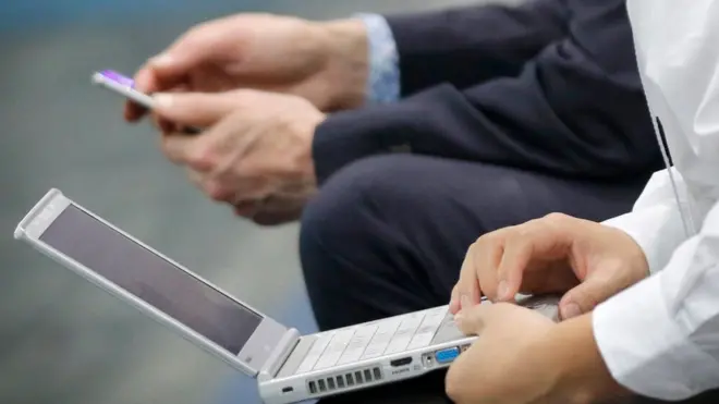 ноутбук и смартфон