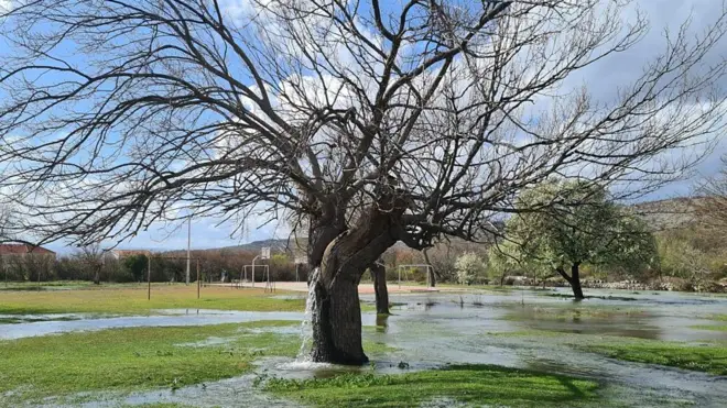 Dud iz kog izvire voda