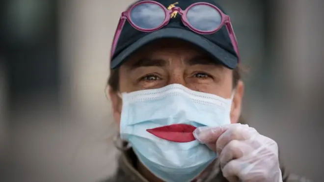 Una mujer con una mascarilla protectora