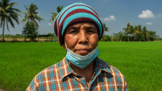 Bunchuay Somsuk tại một cánh đồng lúa ở Suphanburi, Thái Lan