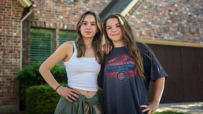 Ella Scott (izq) y Alyssa Hoy se han movilizado contra la prohibición de libros en su ciudad.