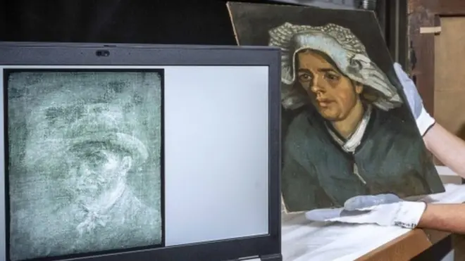 Старший реставратор Национальных галерей Лесли Стивенсон с портретом крестьянки и рентгеновским снимком автопортрета Ван Гога