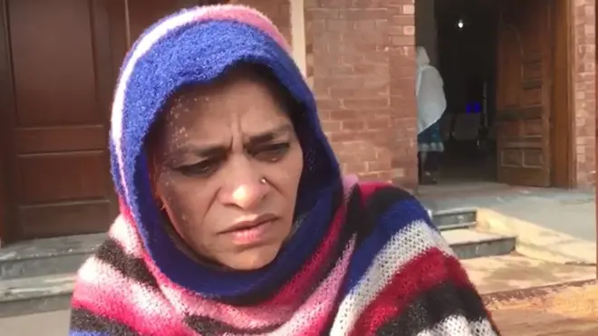 लाहौर रेलवे स्टेशन में फंसी इन महिला का कहना है कि उनके बच्चे भारत में उनके घर में उनका इंतज़ार करना चाहते हैं. गाड़ी सैन्सल होने के कारण अब हम यहां फंस गए हैं. इतने पैसे हमारे पास नहीं हैं कि यहां कुछ दिन गुज़ारा कर सकें.