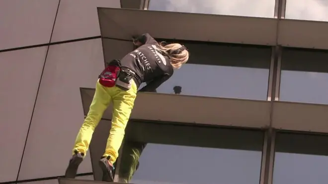 مغامرة جديدة للرجل العنكبوت الفرني آلان روبرت، وهذه المرة في مانيلا متسلقا مبنى من 47 طابقا، لكن الشرطة كانت بانتظاره عند نزوله واعتقلته