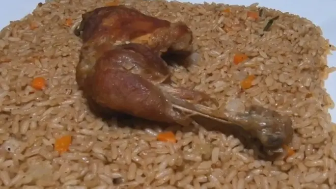Un plat de riz et poulet