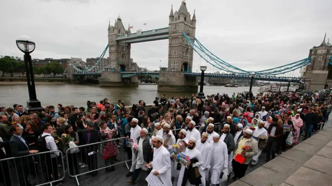 Komunitas Muslim ikut serta dalam doa bersama yang dilaksanakan di Potters Fields Park, taman di samping kantor wali kota London, Sadiq Khan.