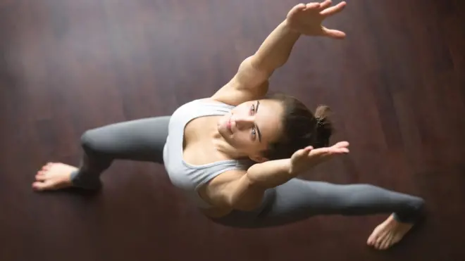 Mujer haciendo yoga