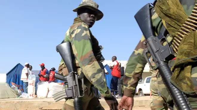 دورية لجنود سنغاليين في مخيم تابع للصليب الأحمر في كارانغ قرب الحدود الغامبية