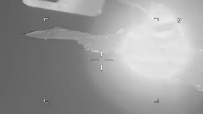 Российский истребитель Су-27 перехватывает самолет-разведчик ВМС США